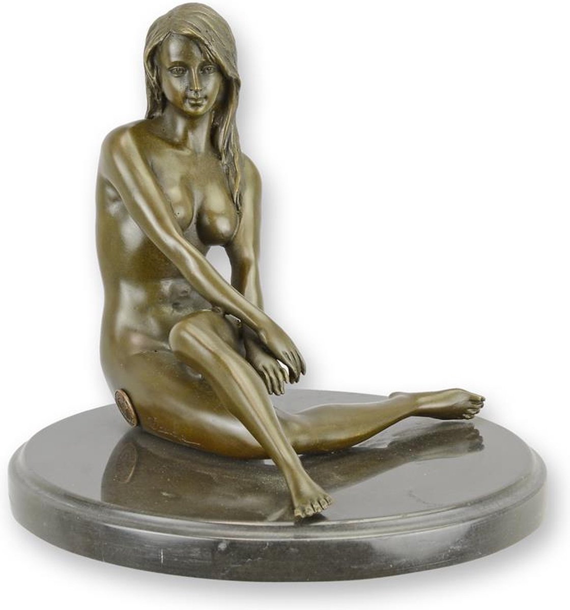 EEN BRONZEN SCULPTUUR VAN EEN ZITTEND NAAKT