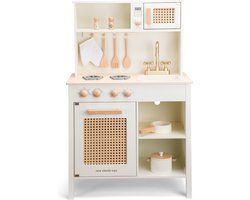 Woet® Houten Speelgoed Kinderkeuken - Speelkeukentje met Rotan Details en Gouden Kraan - Speelkeuken Gebroken Wit met Diverse Accessoires - Werkbladhoogte 55 cm - Rollenspel - Vanaf 3 Jaar