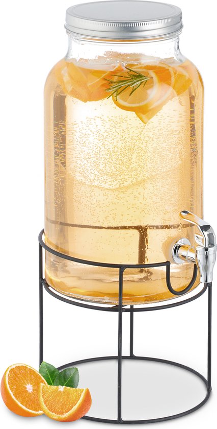 Distributeur de boisson en verre de 6 litres sur un support en métal noir, rempli d'eau et de quartiers d'orange, avec des rondelles d'orange à côté.