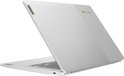 Zilverkleurige Lenovo Chromebook, achterkant met gestreepte textuur en Lenovo/Chromebook logo's.