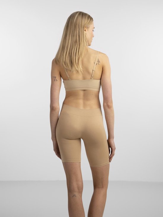 Model van achteren gezien, met huidskleurige fietsshort en bijpassende top.