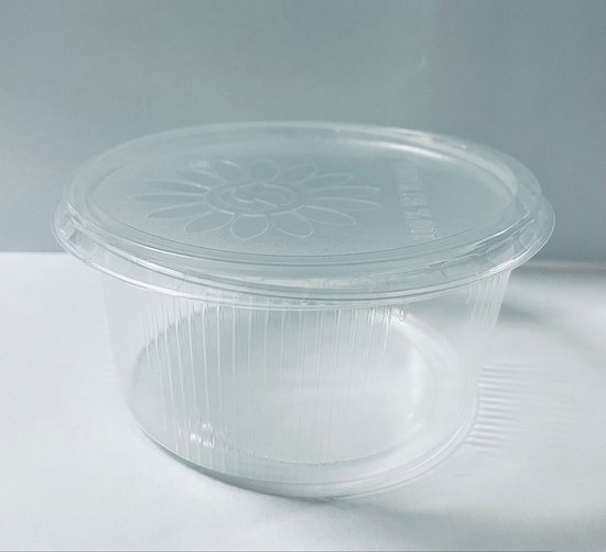 Transparant plastic bakje met ribbels en een plat deksel met bloem- en recycle-logo.