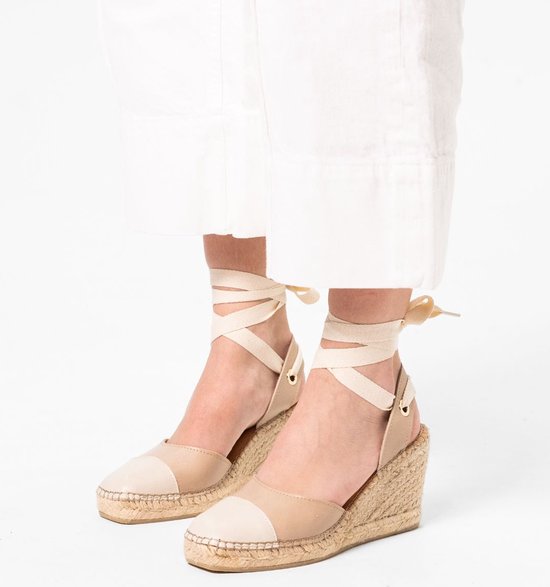 Manfield - Dames - Beige leren sleehakken met lint - Maat 39 | bol