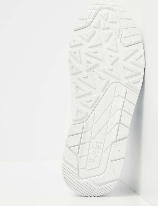 Witte sneakerzool met een driehoekig patroon en BK logo.