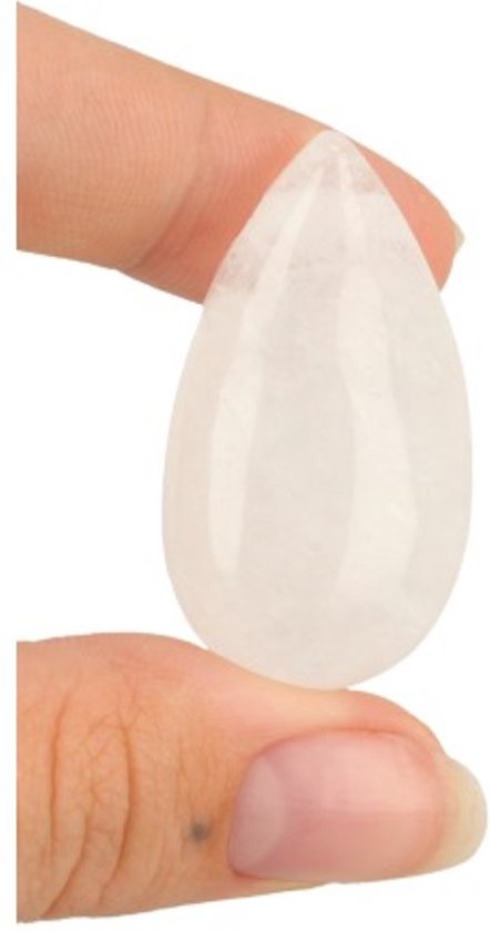 Vinger houdt druppelvormige, heldere kristal hanger.