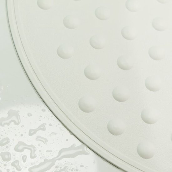 Close-up van de witte ronde antislipmat met noppen en waterdruppels.