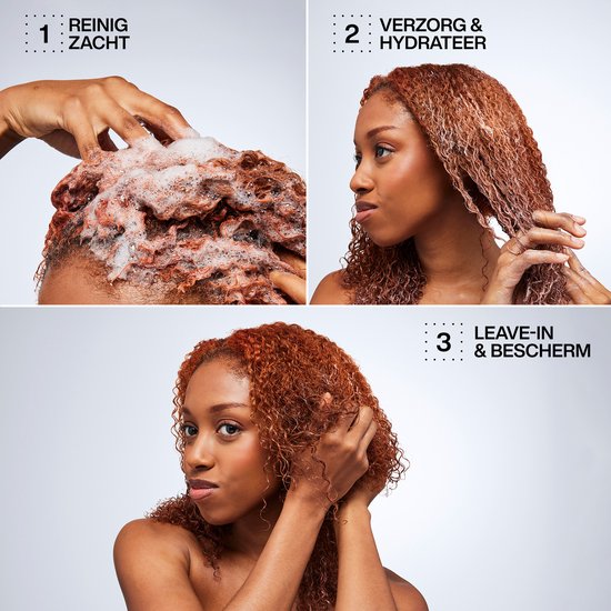 Trois étapes pour cheveux bouclés : nettoyer, hydrater et soin sans rinçage. Modèle aux cheveux bruns-rouges bouclés.
