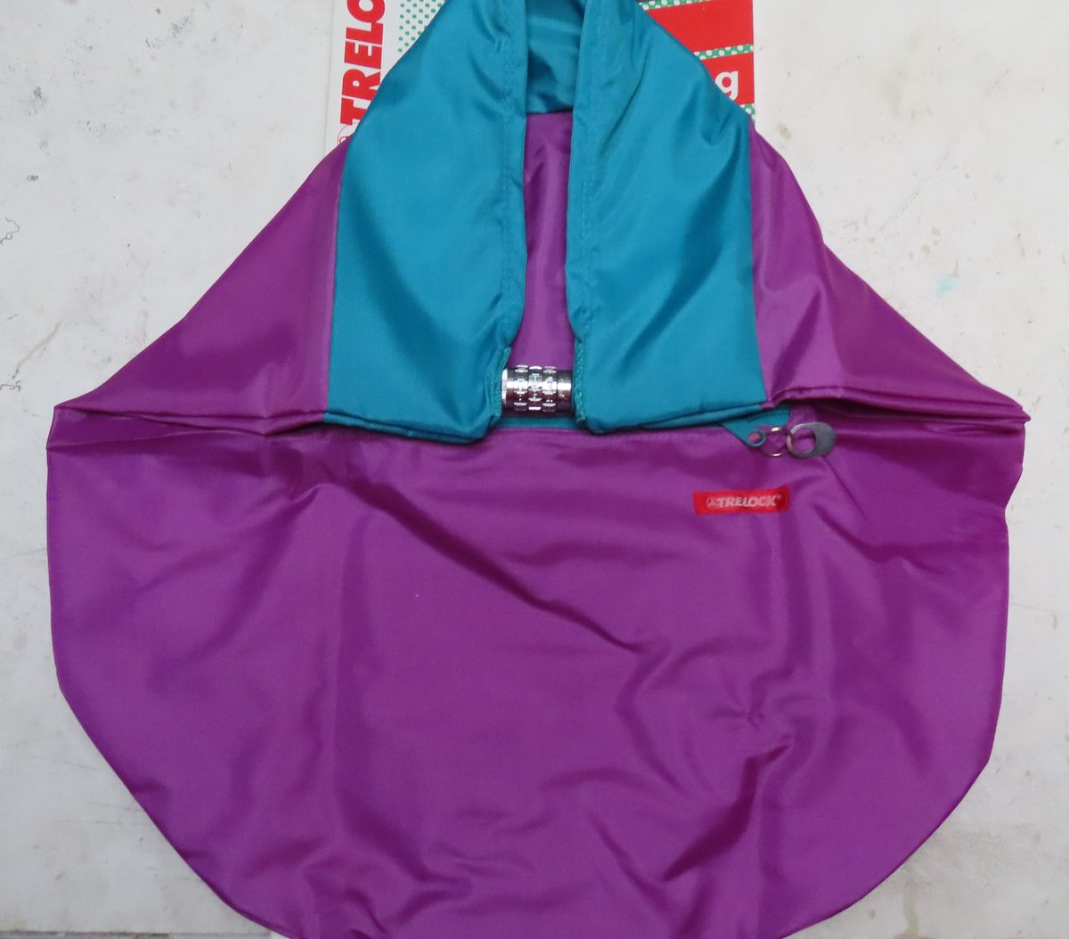 Trelock - Helm safe bag - Moto / bromfiets / E-Bike - Met cijferslot - Waterdicht - Paars / groen
