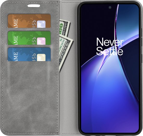 Opengeklapte grijze wallet bookcase met drie kaarten en geld, en de telefoon.
