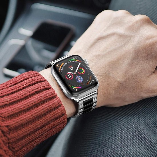 Zwart metalen bandje om een Apple Watch op een pols, dichtbij gezien.