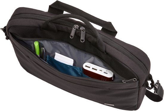 Zwarte laptoptas met open voorvak, met pennen, visitekaartjes en powerbank erin.