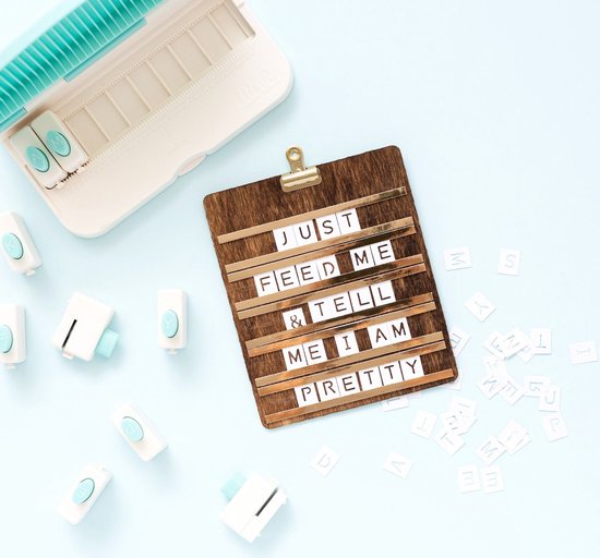 We R Makers Word Punch Board - Pons letters voor knutselwerk - 26 ...