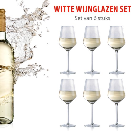 Set de 6 verres à vin blanc, à côté d'une bouteille de vin blanc avec des éclaboussures d'eau.