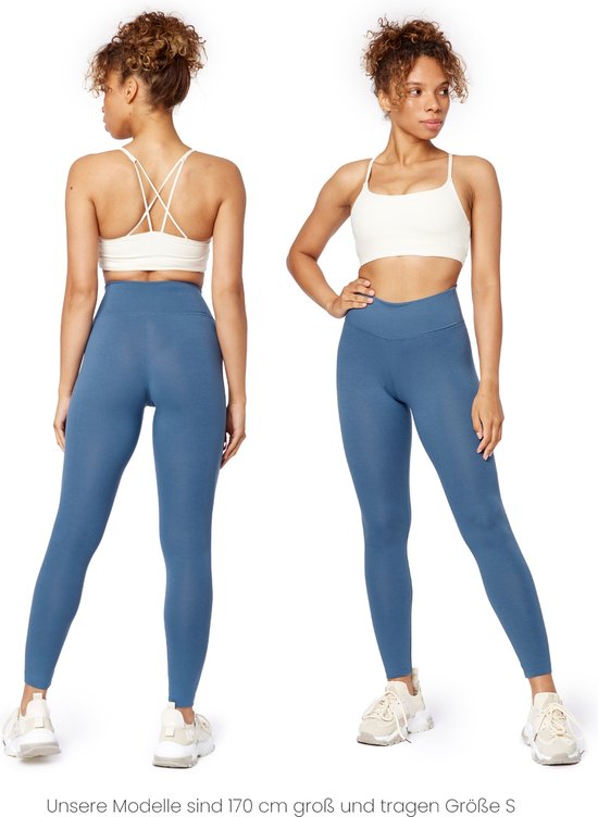 Model op voor- en achterkant in witte sportbeha en blauwe legging.