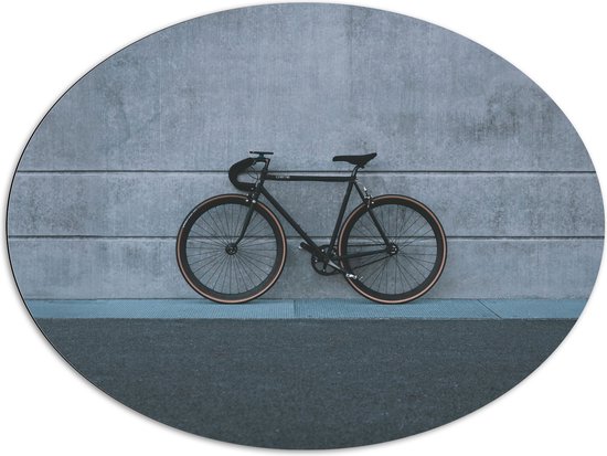 WallClassics - Dibond Ovaal - Zwarte Fiets tegen Grijze Muur - 108x81 cm Foto op Ovaal (Met Ophangsysteem)