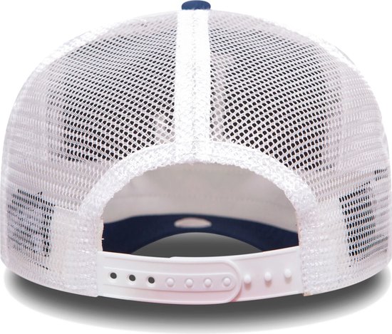 Casquette bleue avec dos en mesh blanc et fermeture réglable.
