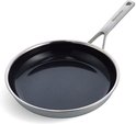 Een KitchenAid koekenpan met een donkere antiaanbaklaag en een zilverkleurig handvat. De pan staat op een witte achtergrond.