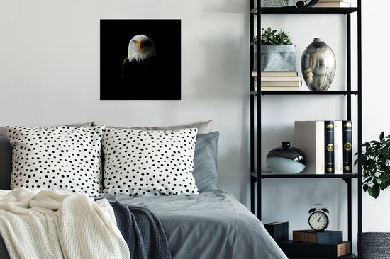 Photo encadrée - Portrait d'aigle sur fond noir Cadre photo noir sans passe-partout 40x40 cm - Affiche encadrée (Décoration murale salon / chambre)