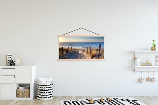 Posterhanger incl. Poster 120x60 cm - Schoolplaat - Zand - Strand - Duin - Zee - Zomer - Textielposter - Blanke latten