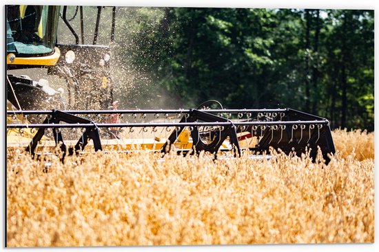 WallClassics - Dibond - Oogstmachine in Landschap - 60x40 cm Foto op Aluminium (Met Ophangsysteem)