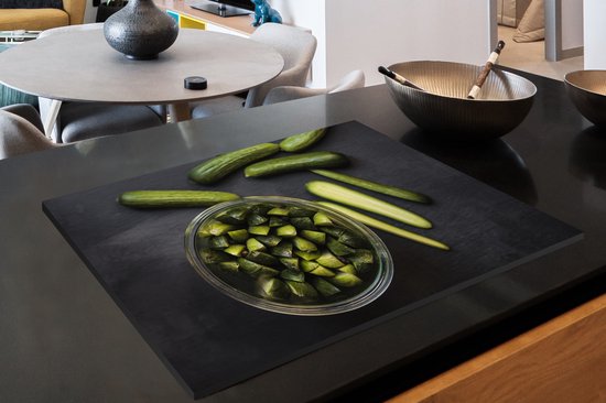 KitchenYeah® Inductie beschermer 77x51 cm - Verse minikomkommers in kwarten en stukjes gesneden - Kookplaataccessoires - Afdekplaat voor kookplaat - Inductiebeschermer - Inductiemat - Inductieplaat mat