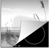 KitchenYeah® Inductie beschermer 78x78 cm - Helmgras groeit in het zand op de duinen - zwart wit - Kookplaataccessoires - Afdekplaat voor kookplaat - Inductiebeschermer - Inductiemat - Inductieplaat mat