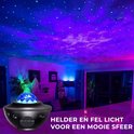 Een galaxy projector in een kamer, die een blauwe en paarse sterrenhemel projecteert. Een smartphone met app is in beeld. De tekst 'Helder en fel licht voor een mooie sfeer'.