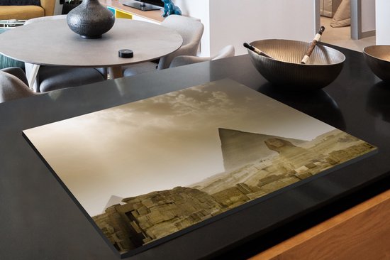 KitchenYeah® Inductie beschermer 81.6x52.7 cm - De Sfinx van Gizeh en piramide in een zandstorm - Kookplaataccessoires - Afdekplaat voor kookplaat - Inductiebeschermer - Inductiemat - Inductieplaat mat