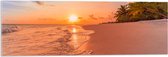 Acrylglas - Kalme Golven aanstromend op Strand bij Zonsondergang - 90x30 cm Foto op Acrylglas (Met Ophangsysteem)