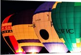 WallClassics - Dibond - Vier Verschillende Kleuren Luchtballonnen in het Donker - 120x80 cm Foto op Aluminium (Wanddecoratie van metaal)
