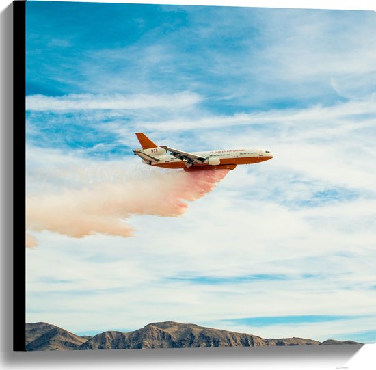 WallClassics - Canvas - Rood met Wit Vliegtuig vliegend Boven Bergen met Oranje Rook - 60x60 cm Foto op Canvas Schilderij (Wanddecoratie op Canvas)