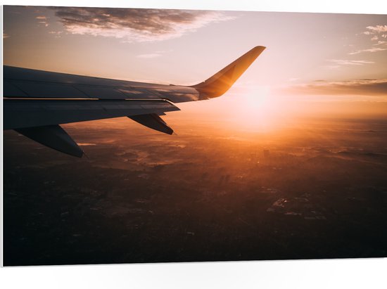 WallClassics - PVC Schuimplaat- Vliegtuigvleugel met Zonsondergang - 105x70 cm Foto op PVC Schuimplaat