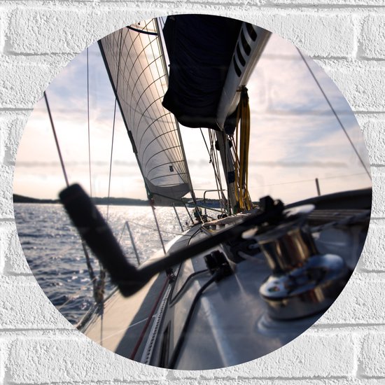 WallClassics - Muursticker Cirkel - Dek van Witte Boot op de Grote Zee - 50x50 cm Foto op Muursticker