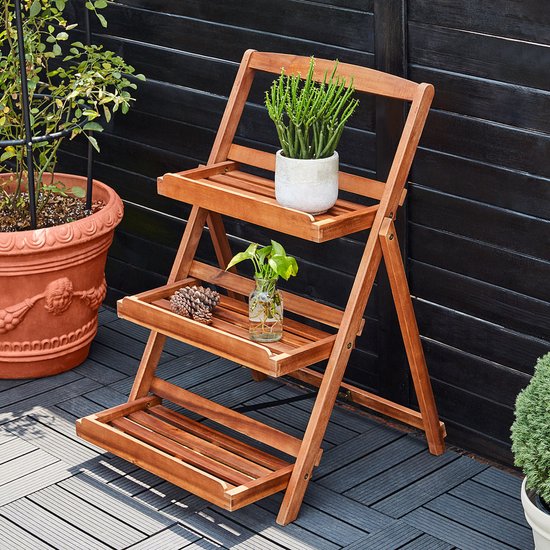 Bruin houten plantenrek met drie schuine etages, op een terras.
