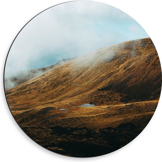 Dibond Muurcirkel - Bergen Verdwijnen in Wolken - 50x50 cm Foto op Aluminium Muurcirkel (met ophangsysteem)