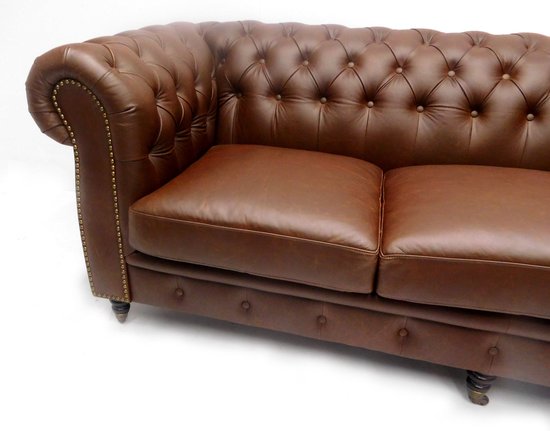 Bruine 3-zits Chesterfield bank van leer met capitonnage en klinknagels.