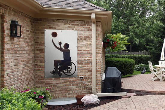 Une silhouette d'un basketteur en fauteuil roulant qui tire le panier Affiche de jardin 80x120 cm - Toile de jardin / Toile d'extérieur / Peintures d'extérieur (décoration de jardin)