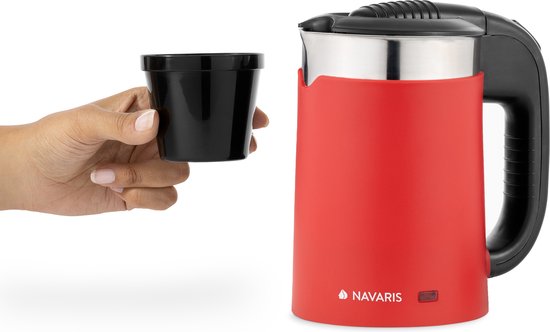 Navaris waterkoker voor op reis 0,5l - Roestvrij staal - Inclusief 2 bekers - 16 x 11 x 17 cm - Mini travel camping waterkoker - Rood
