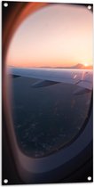 WallClassics - Tuinposter – Uitzicht vanuit een Vliegtuig Raam op Land bij Zonsondergang - 50x100 cm Foto op Tuinposter (wanddecoratie voor buiten en binnen)