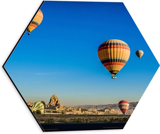 WallClassics - Dibond Hexagon - Vier Luchtballonnen in de Lucht - 30x26.1 cm Foto op Hexagon (Met Ophangsysteem)
