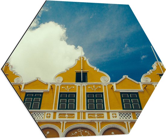 WallClassics - Dibond Hexagon - Geel Gebouw - Curacao - 80x69.6 cm Foto op Hexagon (Met Ophangsysteem)