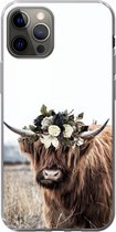 Geschikt voor iPhone 12 Pro hoesje - Schotse hooglander - Bloemen - Dieren - Siliconen Telefoonhoesje
