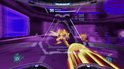 Eerste persoonsperspectief. Samus' gele kanon vuurt een explosief schot af in een paars verlichte ruimte.