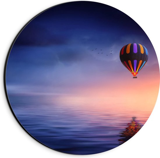 WallClassics - Dibond Muurcirkel - Luchtballon met Verschillende Kleuren boven Donker Water met Donkere Lucht - 20x20 cm Foto op Aluminium Muurcirkel (met ophangsysteem)