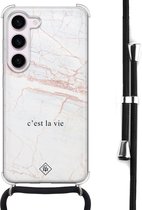 Casimoda® hoesje met koord - Geschikt voor Samsung S23 - C'est La Vie - Afneembaar koord - Siliconen/TPU - Bruin/beige