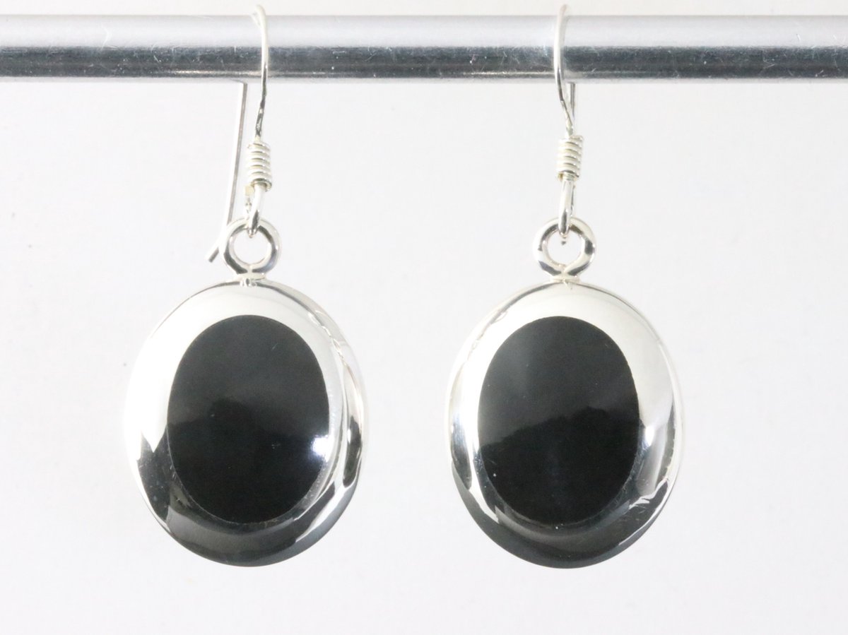 Ovale hoogglans zilveren oorbellen met onyx