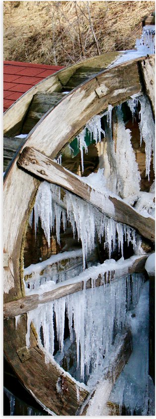 WallClassics - Poster Glanzend – Bevroren Waterwiel met IJspegels - 20x60 cm Foto op Posterpapier met Glanzende Afwerking