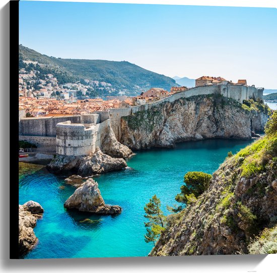 Canvas - Baai bij Rotsen op Zomerse Dag in Dubrovnik, Kroatië - 60x60 cm Foto op Canvas Schilderij (Wanddecoratie op Canvas)