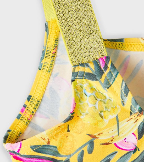 Detail van een gele bikini met tropische print en glitterbandje.