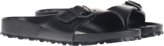 Paar zwarte Birkenstock slippers met gespen, zichtbaar vanaf de zijkant.